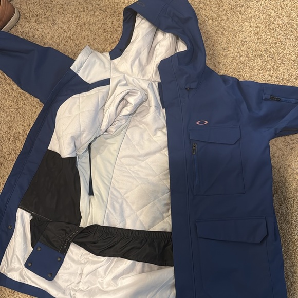 Men’s Large Oakley winter jacket/snowboarding jacket. Like new - Picture 8 of 8